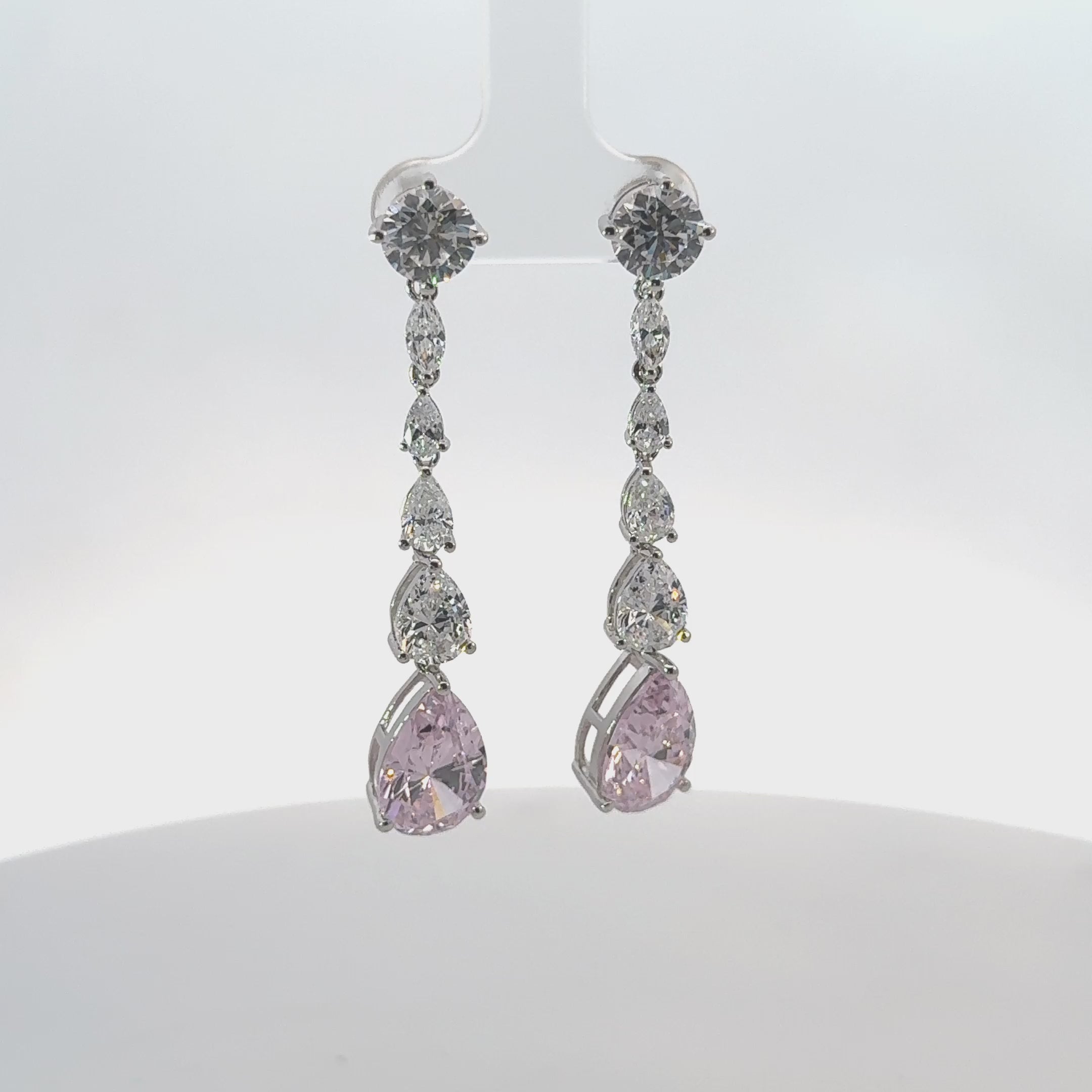 Rotating display of the earrings.