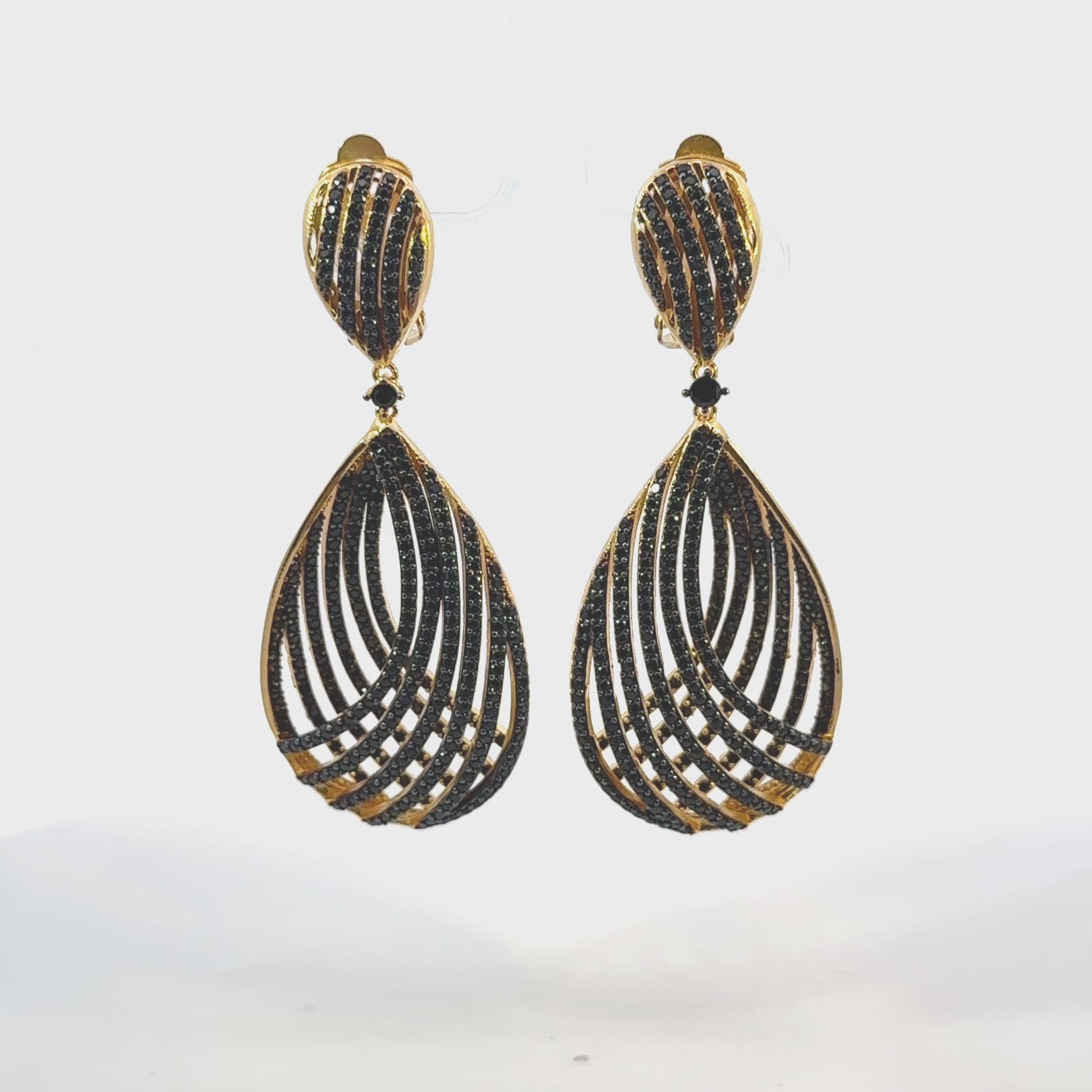 Rotating display of the earrings.