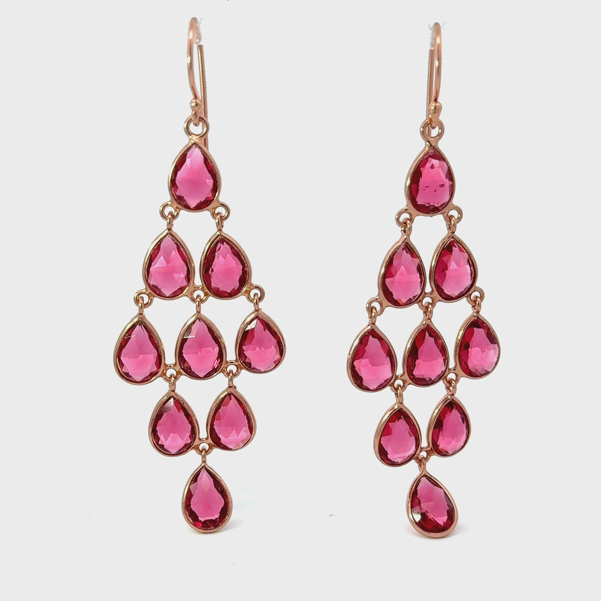 Rotating display of the earrings.