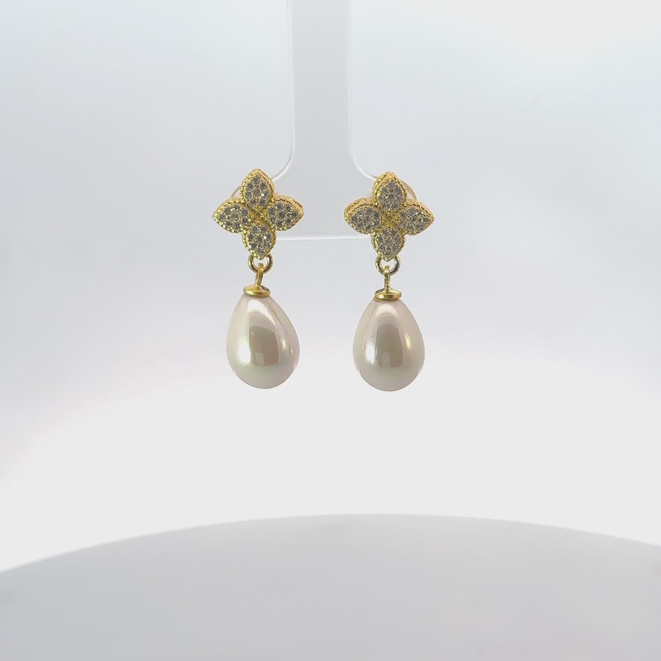 Rotating display of the earrings.