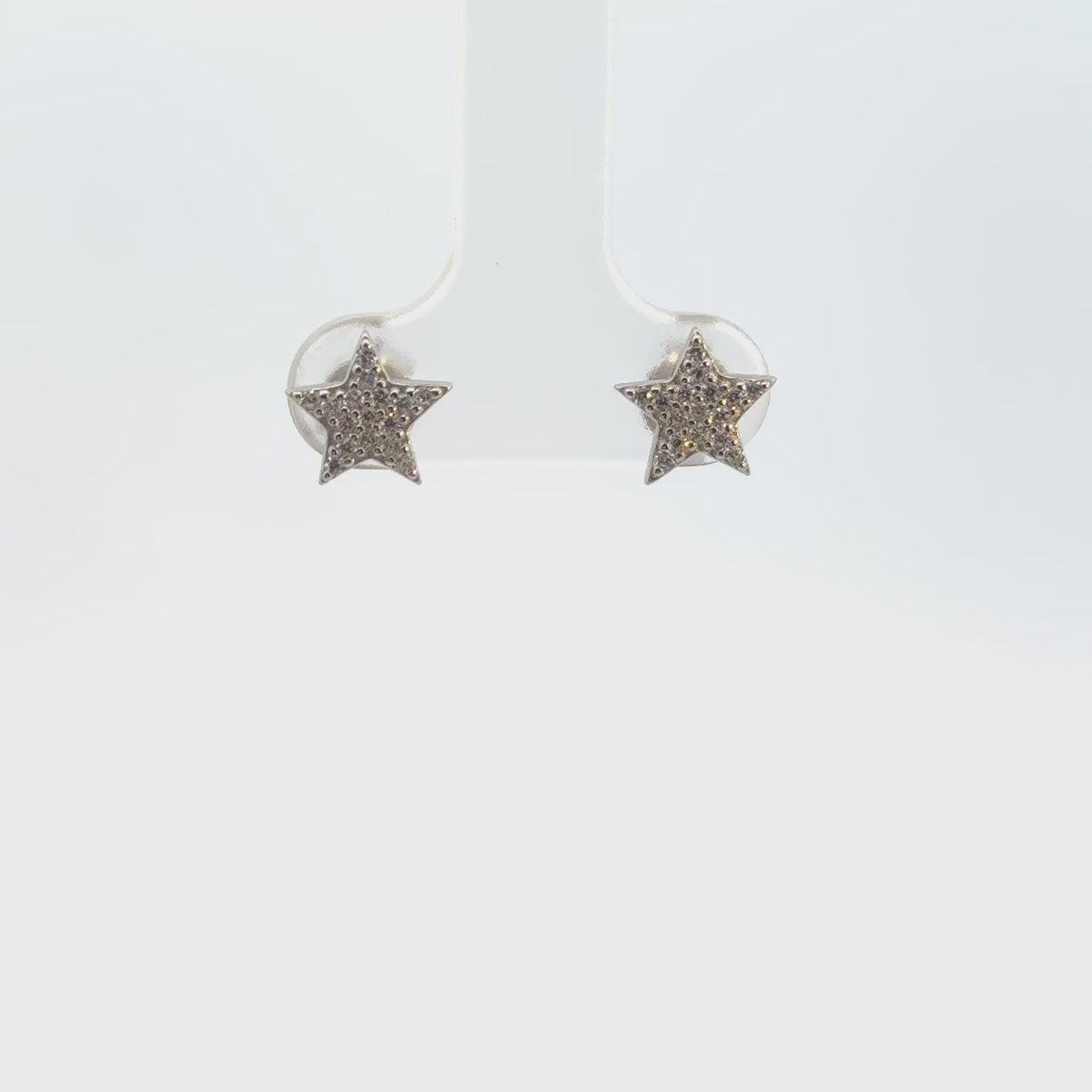 Rotating display of the earrings.