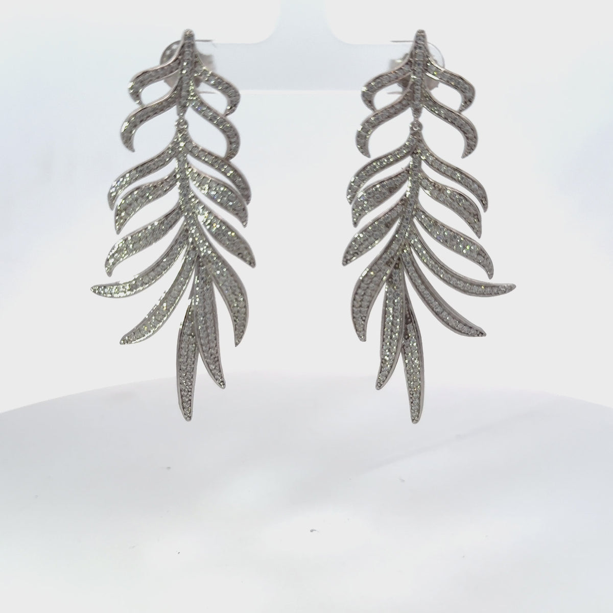Rotating display of the earrings.