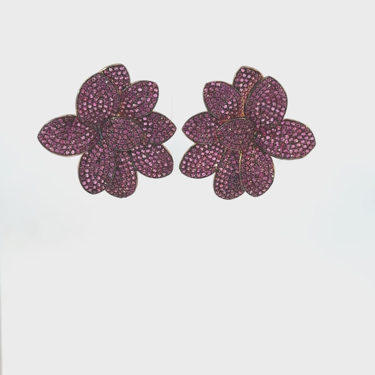 Rotating display of the earrings.