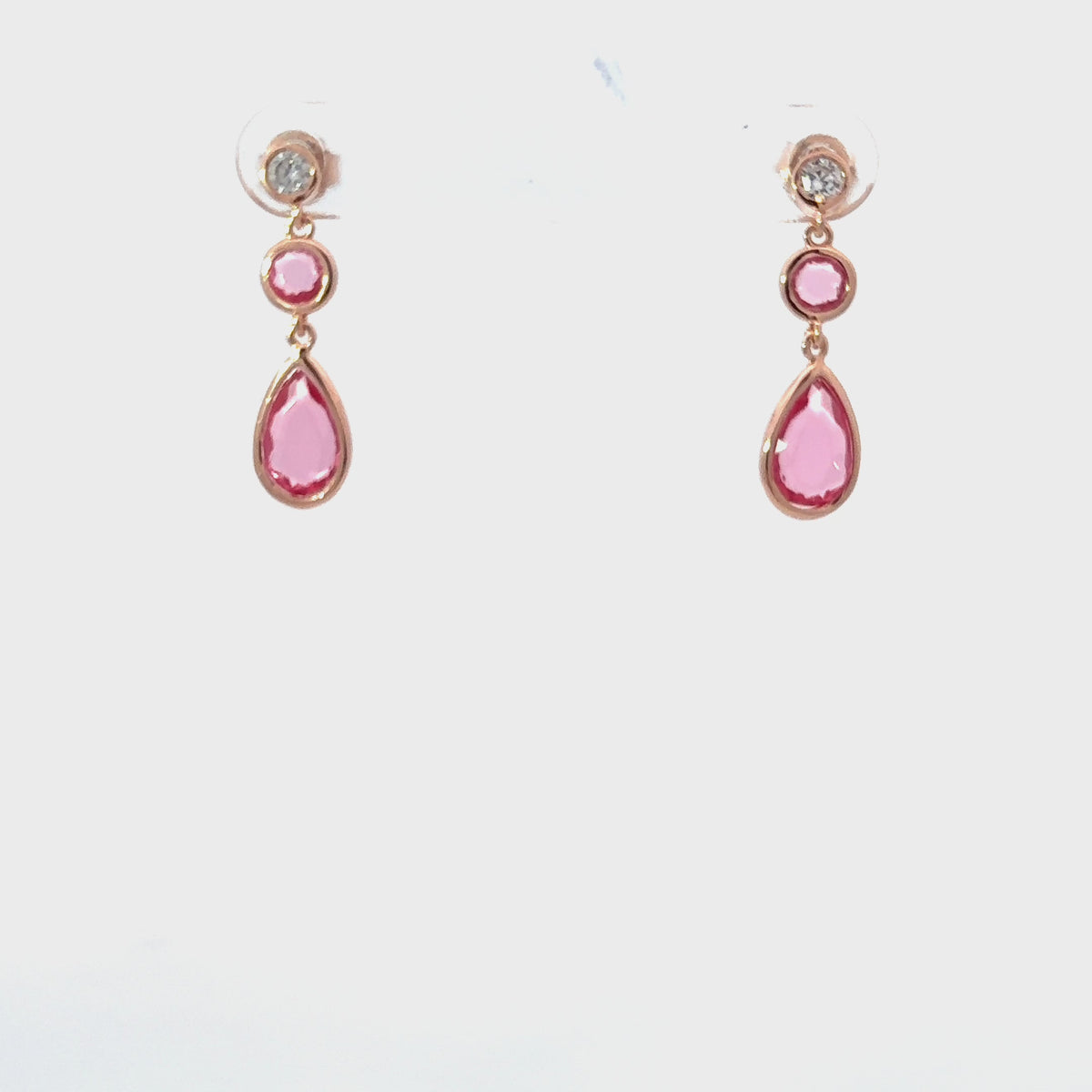 Rotating display of the earrings.