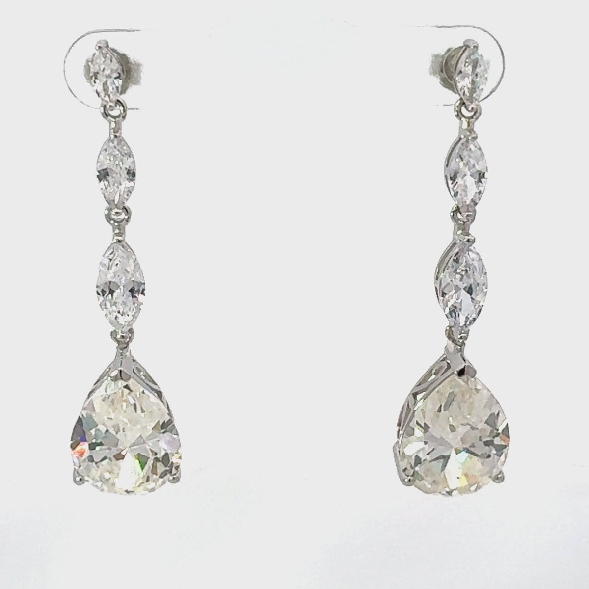 Rotating display of the earrings.