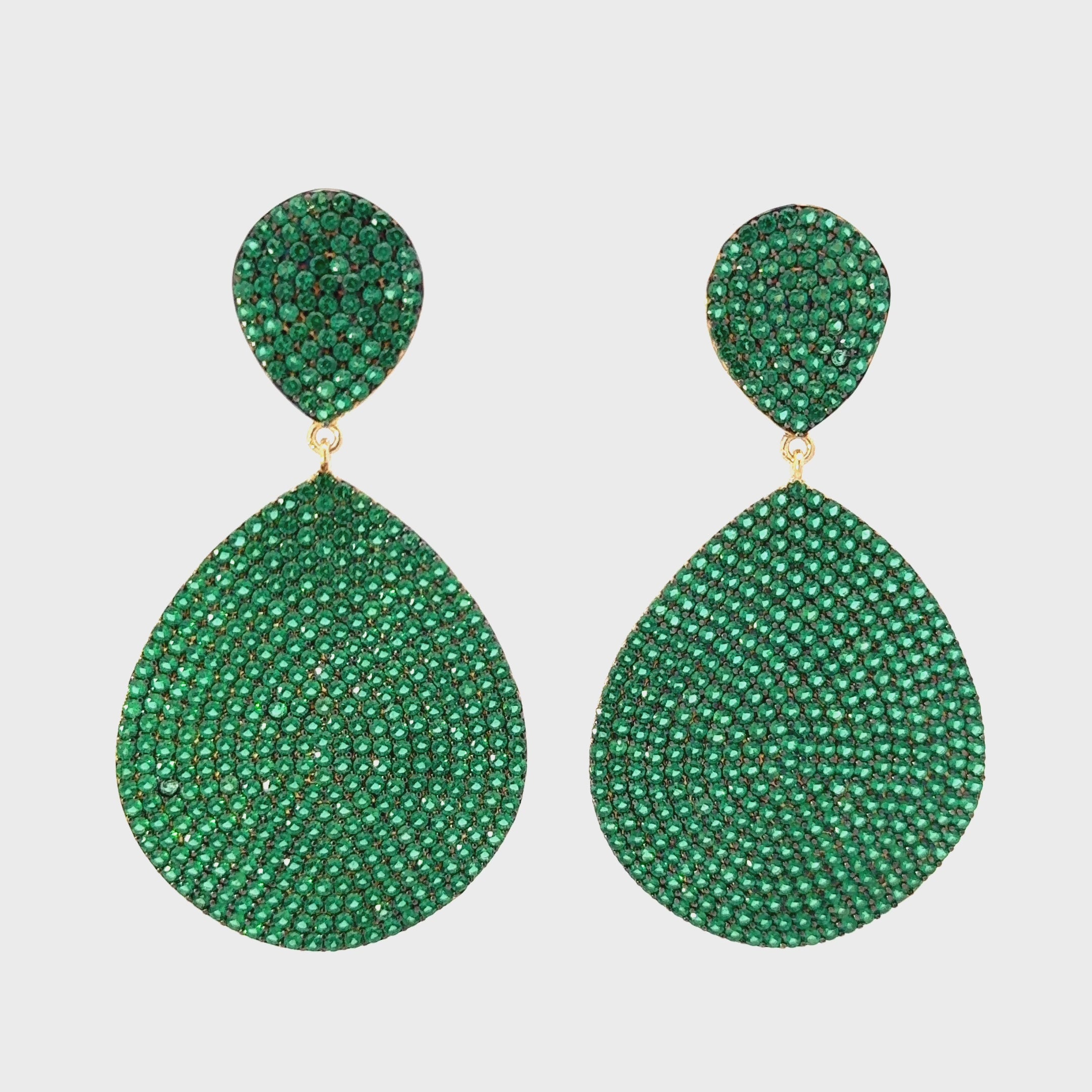 Rotating display of the earrings.
