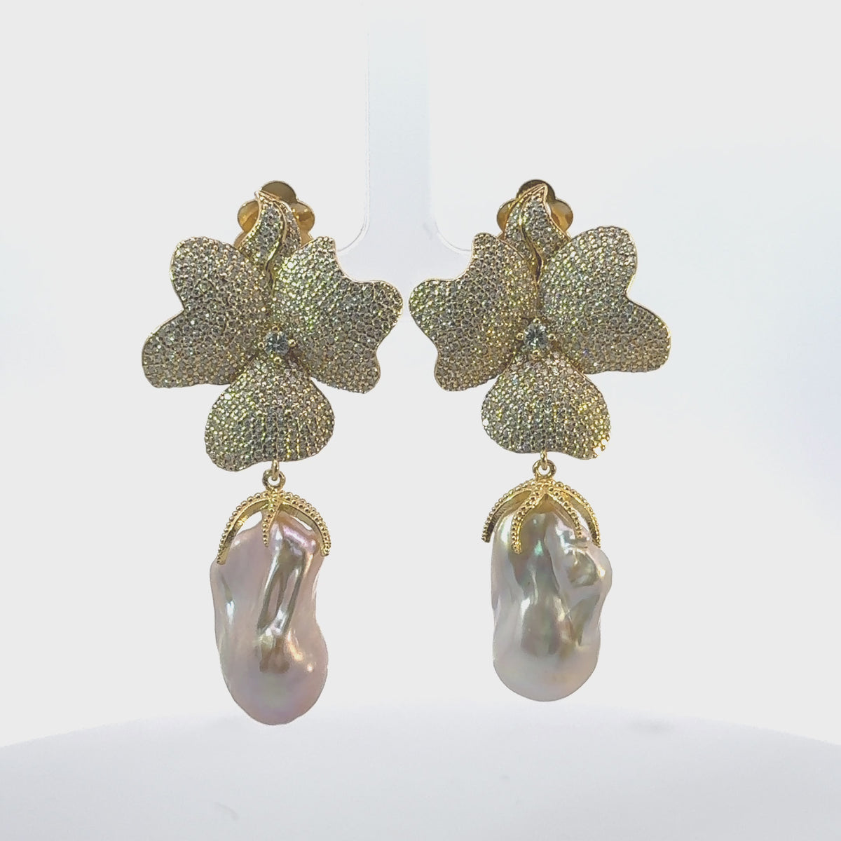 Rotating display of the earrings.