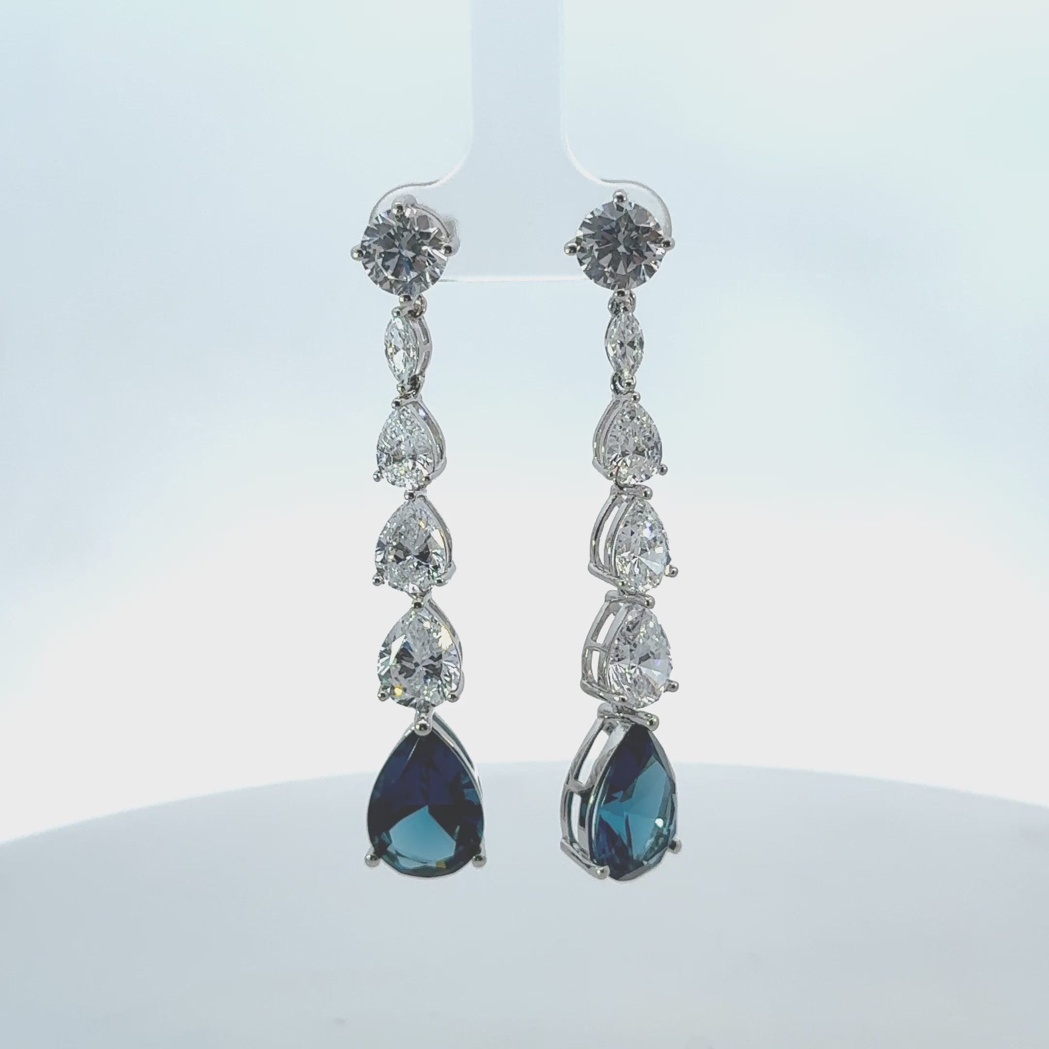 Rotating display of the earrings.