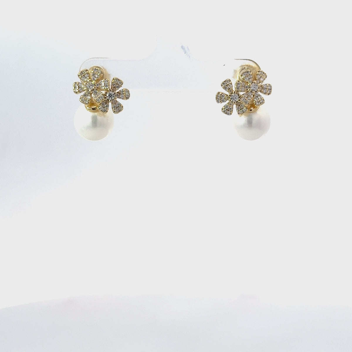 Rotating display of the earrings.