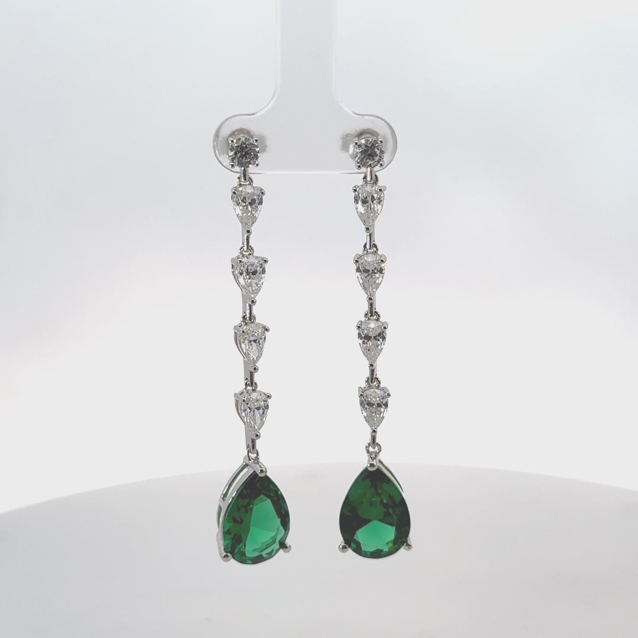 Rotating display of the earrings.