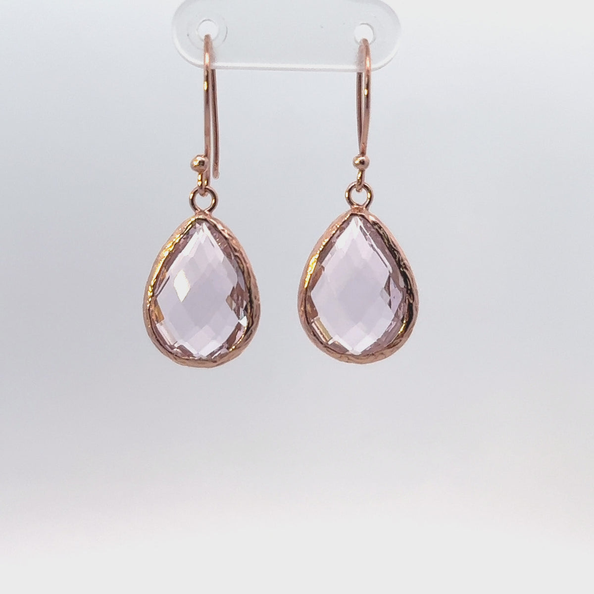 Rotating display of the earrings.