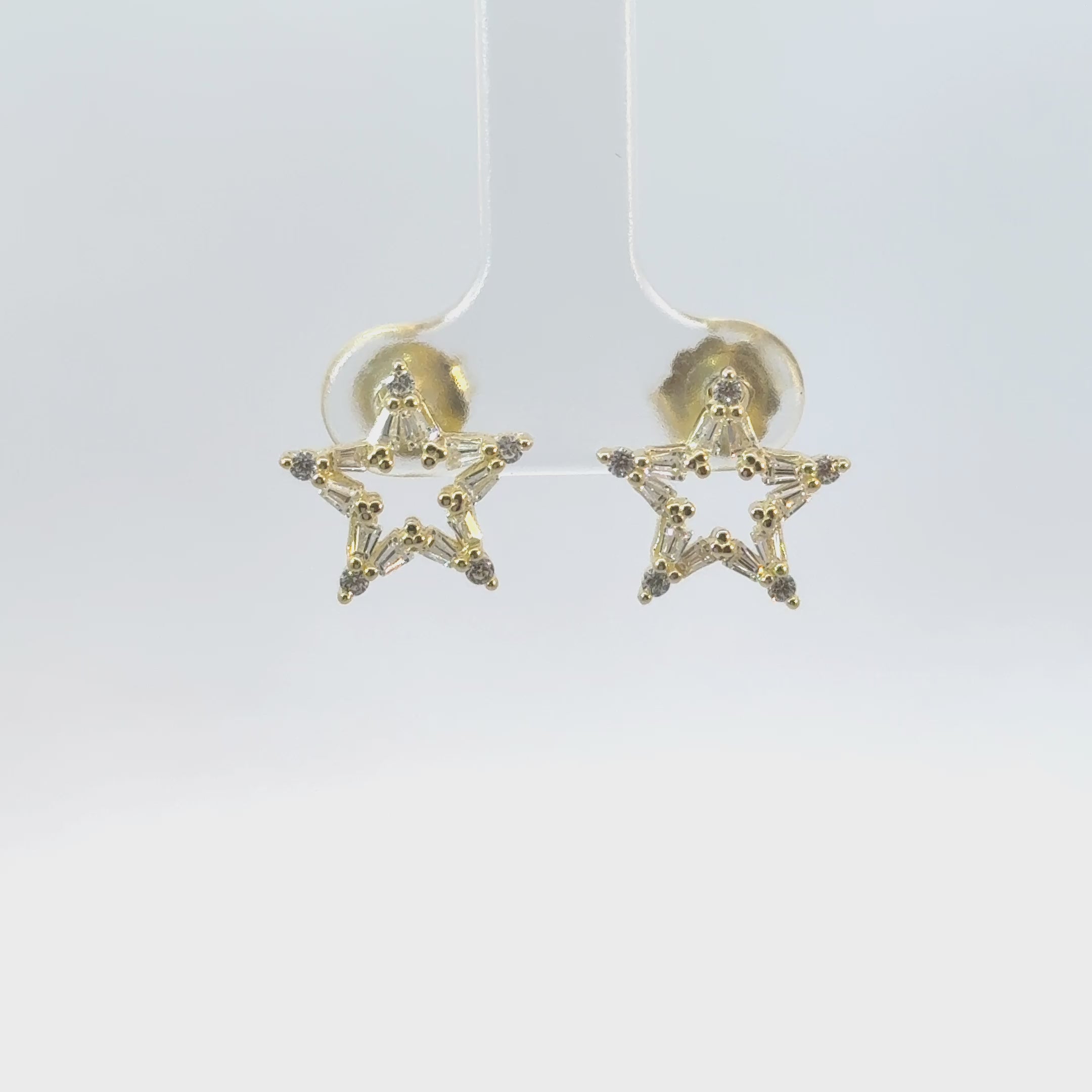 Rotating display of the earrings.