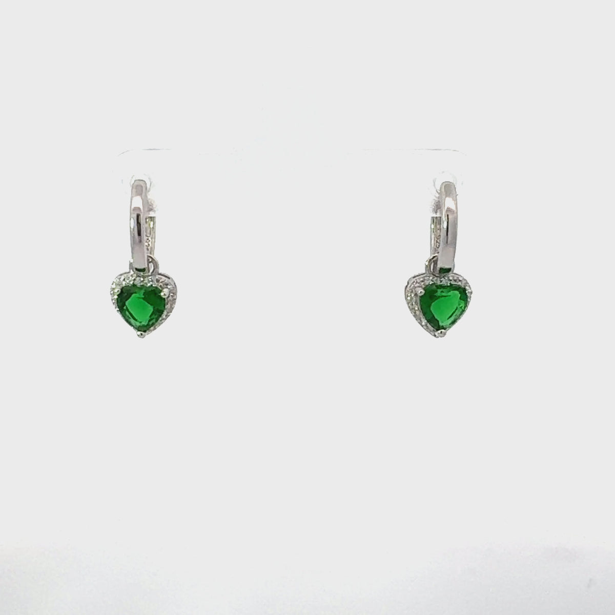 Rotating display of the earrings.