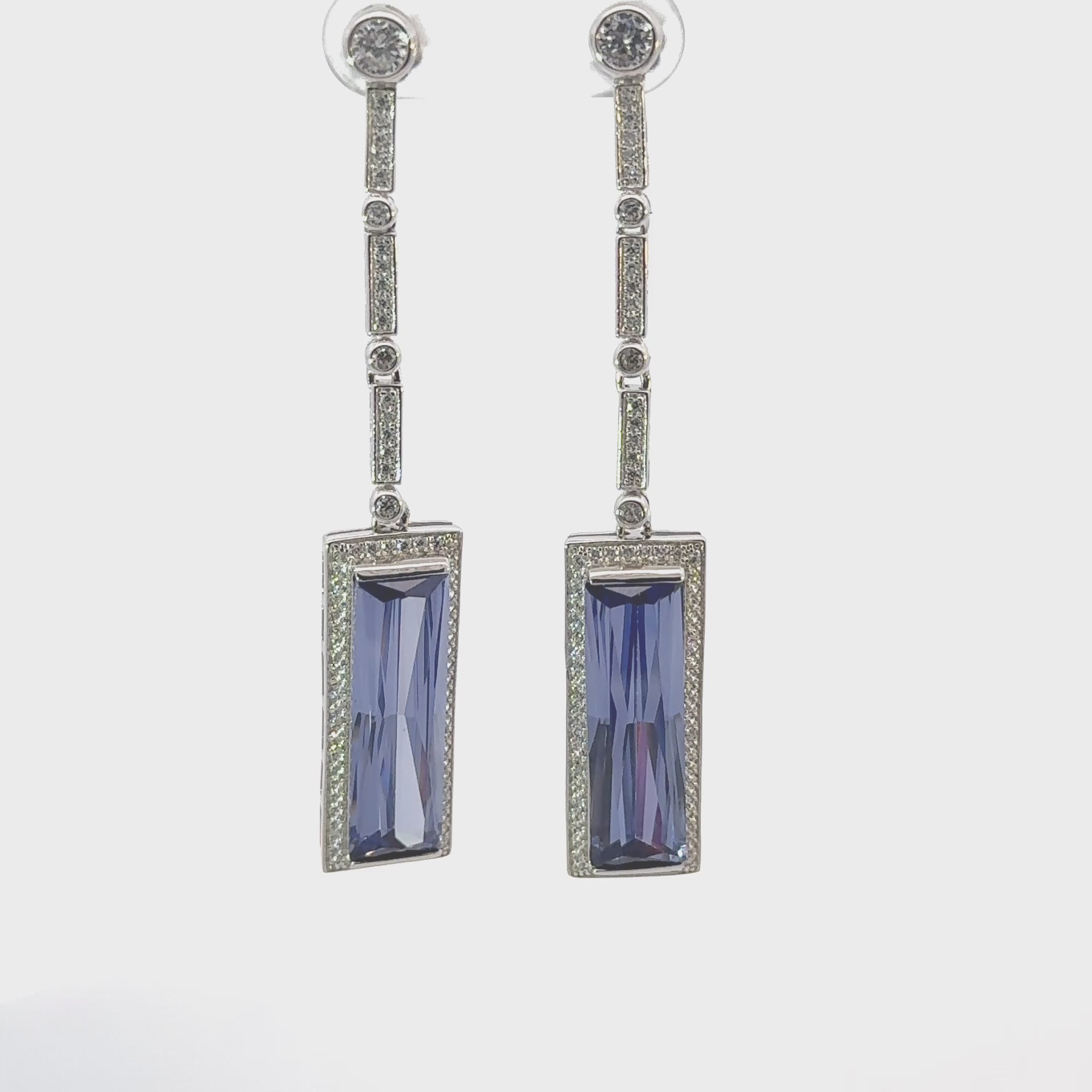 Rotating display of the earrings.