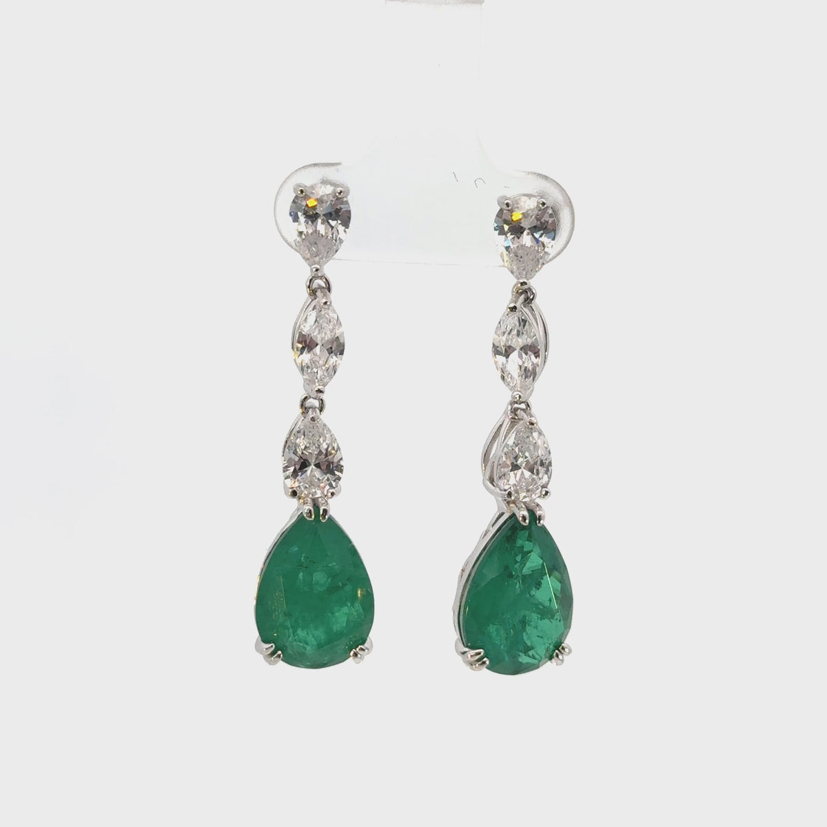 Rotating display of the earrings.