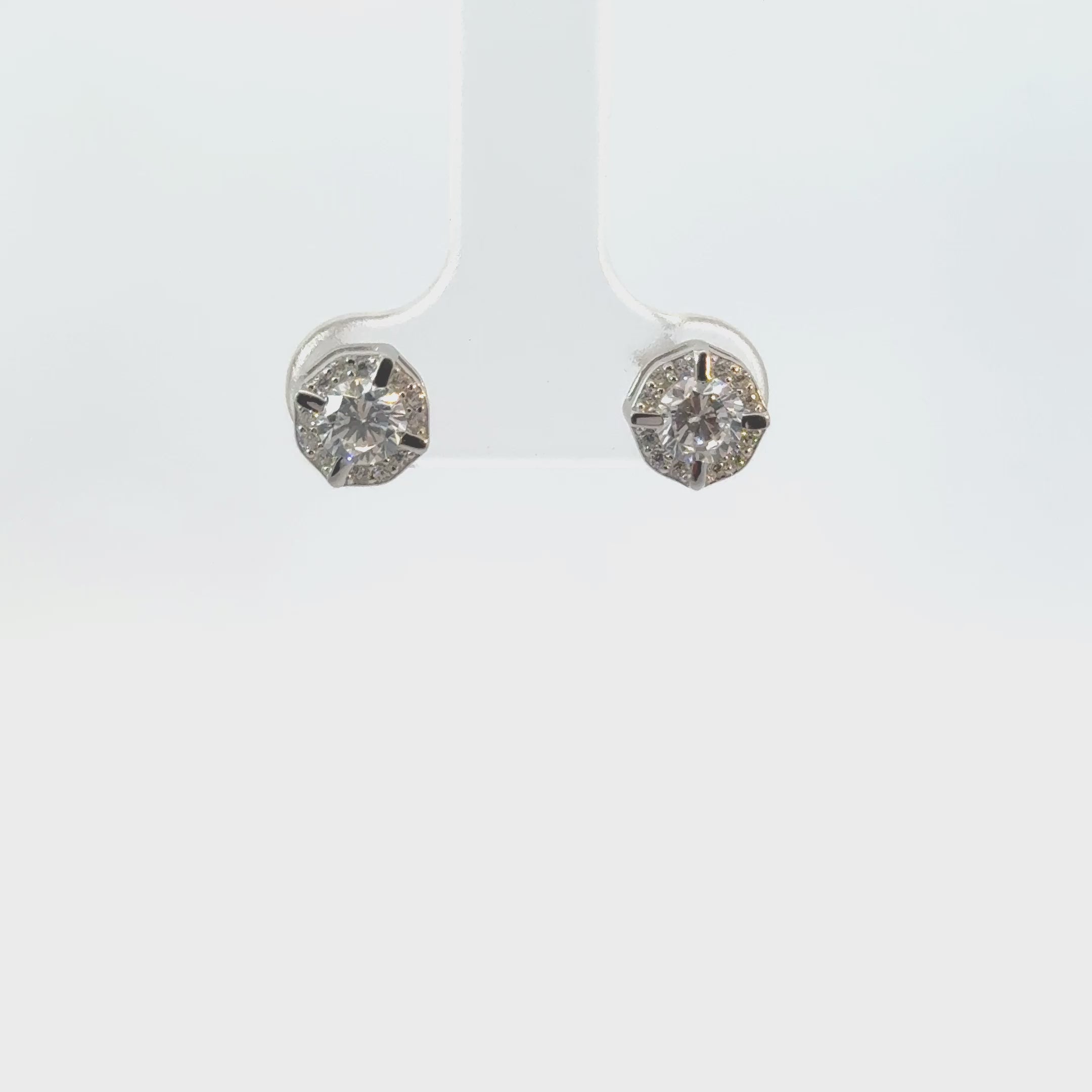 Rotating display of the earrings.