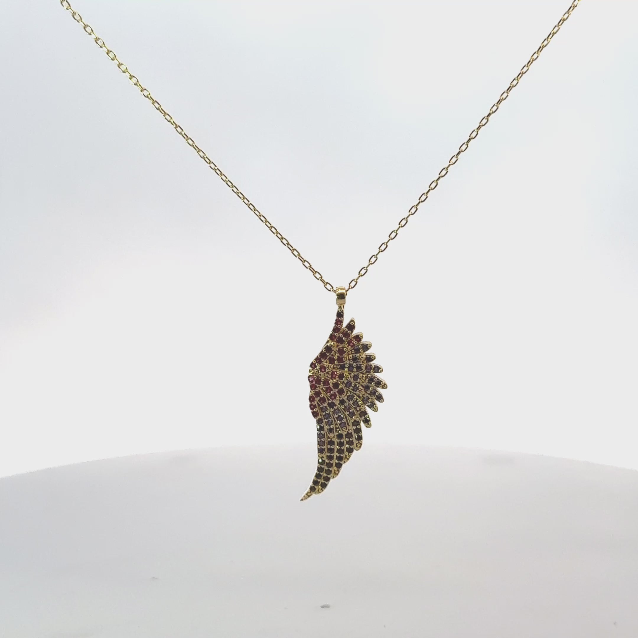 Rotating display of the necklace.