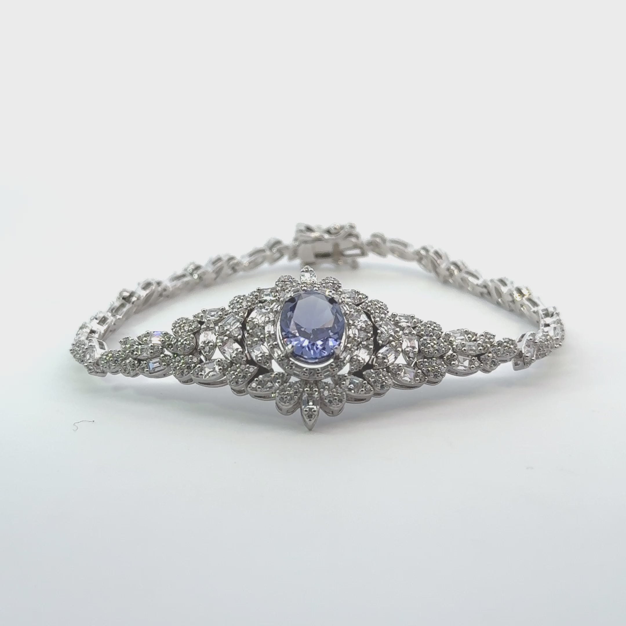 Rotating display of the bracelet.