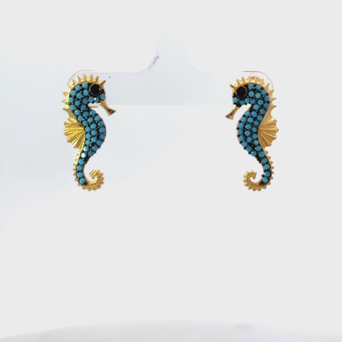 Rotating display of the earrings.
