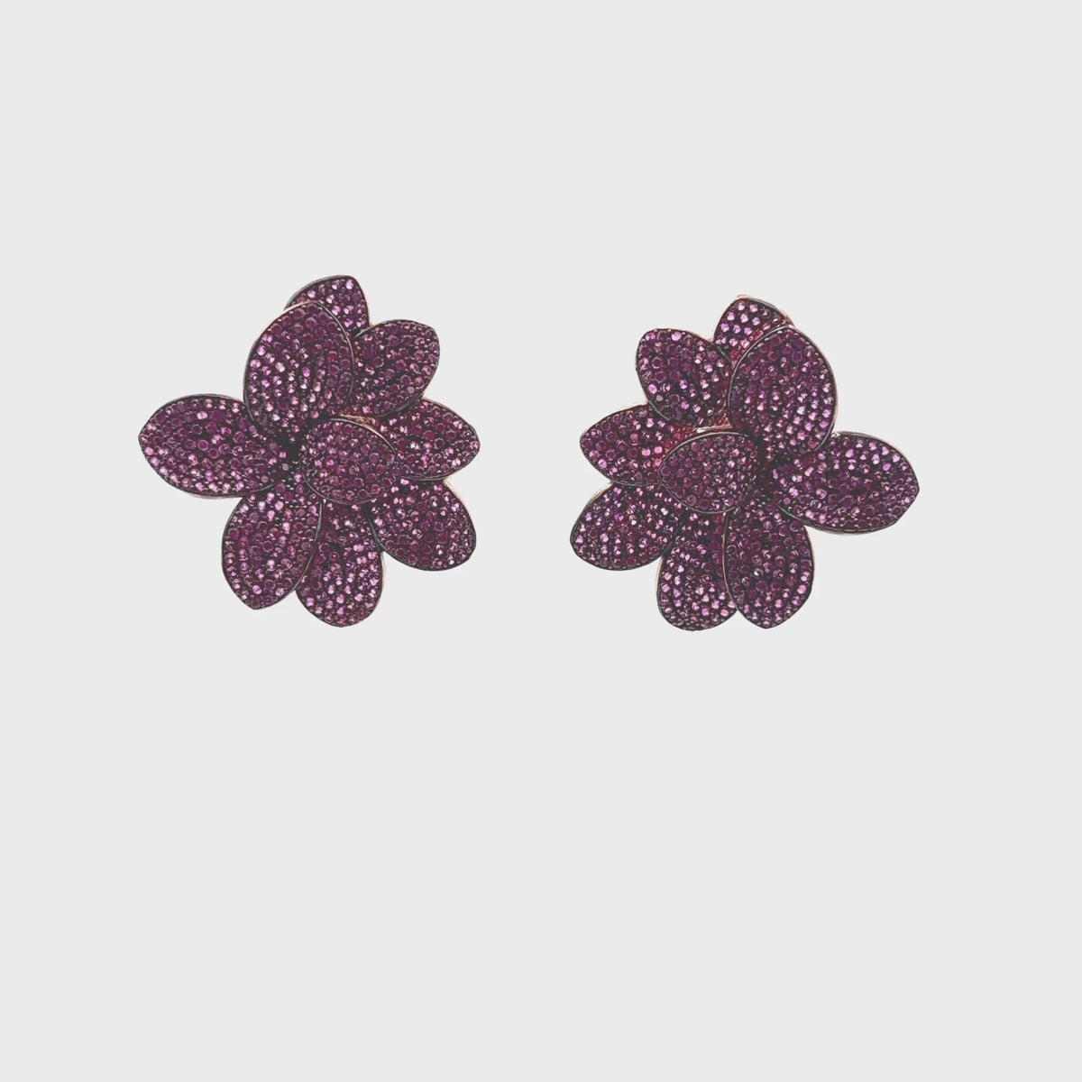 Rotating display of the earrings.