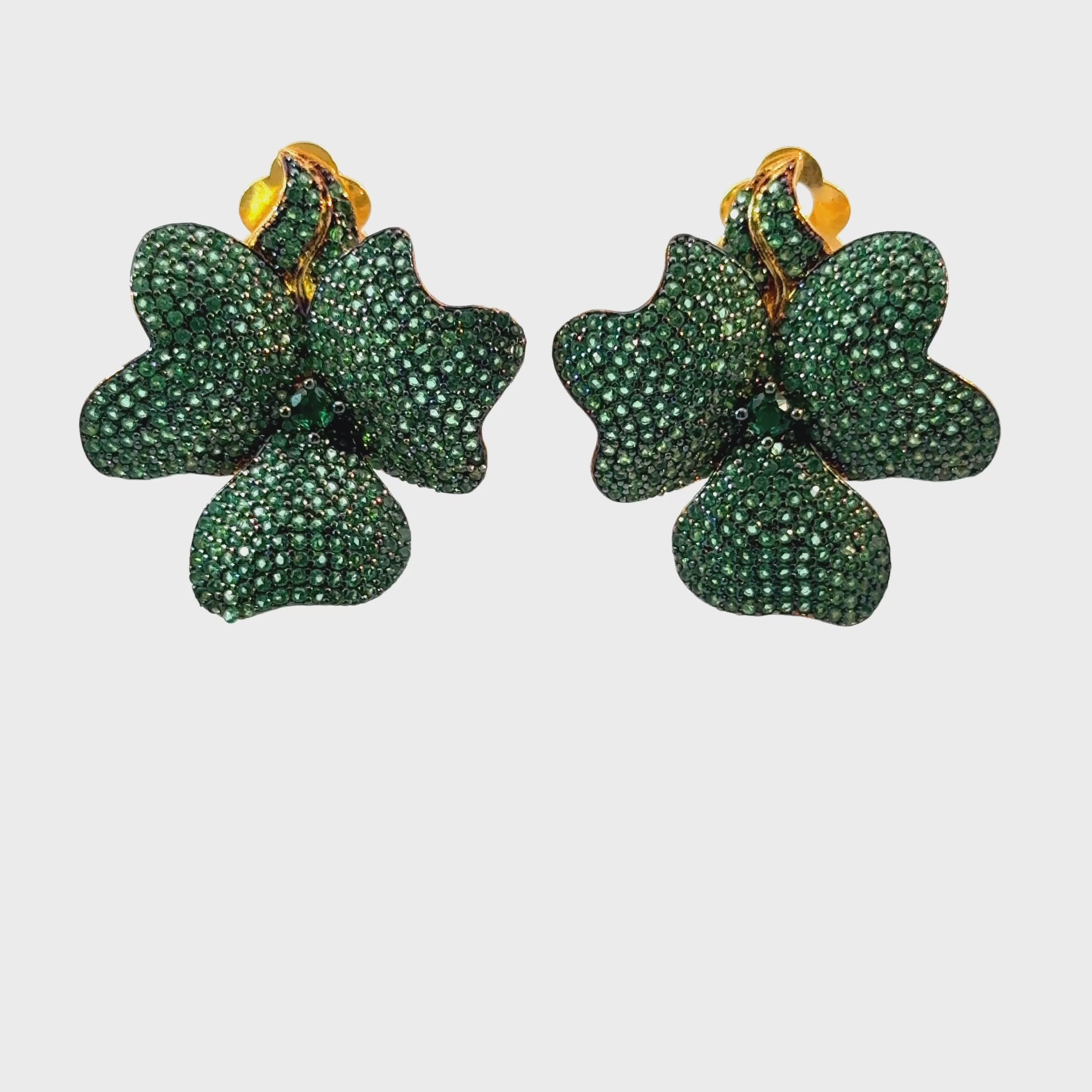 Rotating display of the earrings.