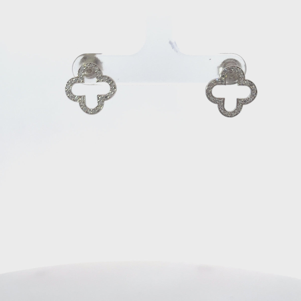 Rotating display of the earrings.