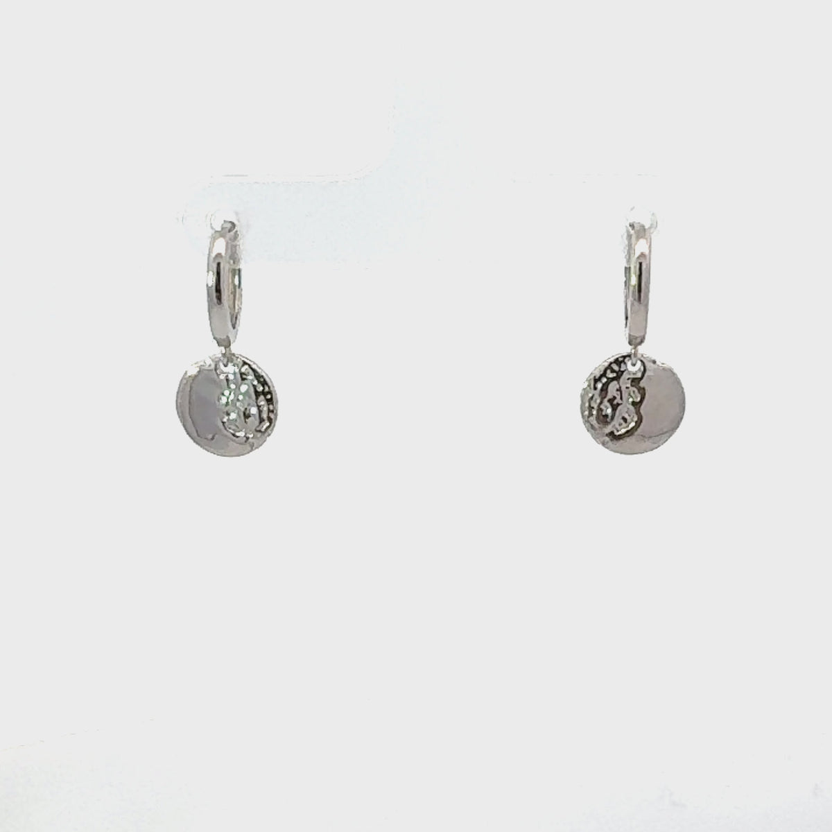 Rotating display of the earrings.