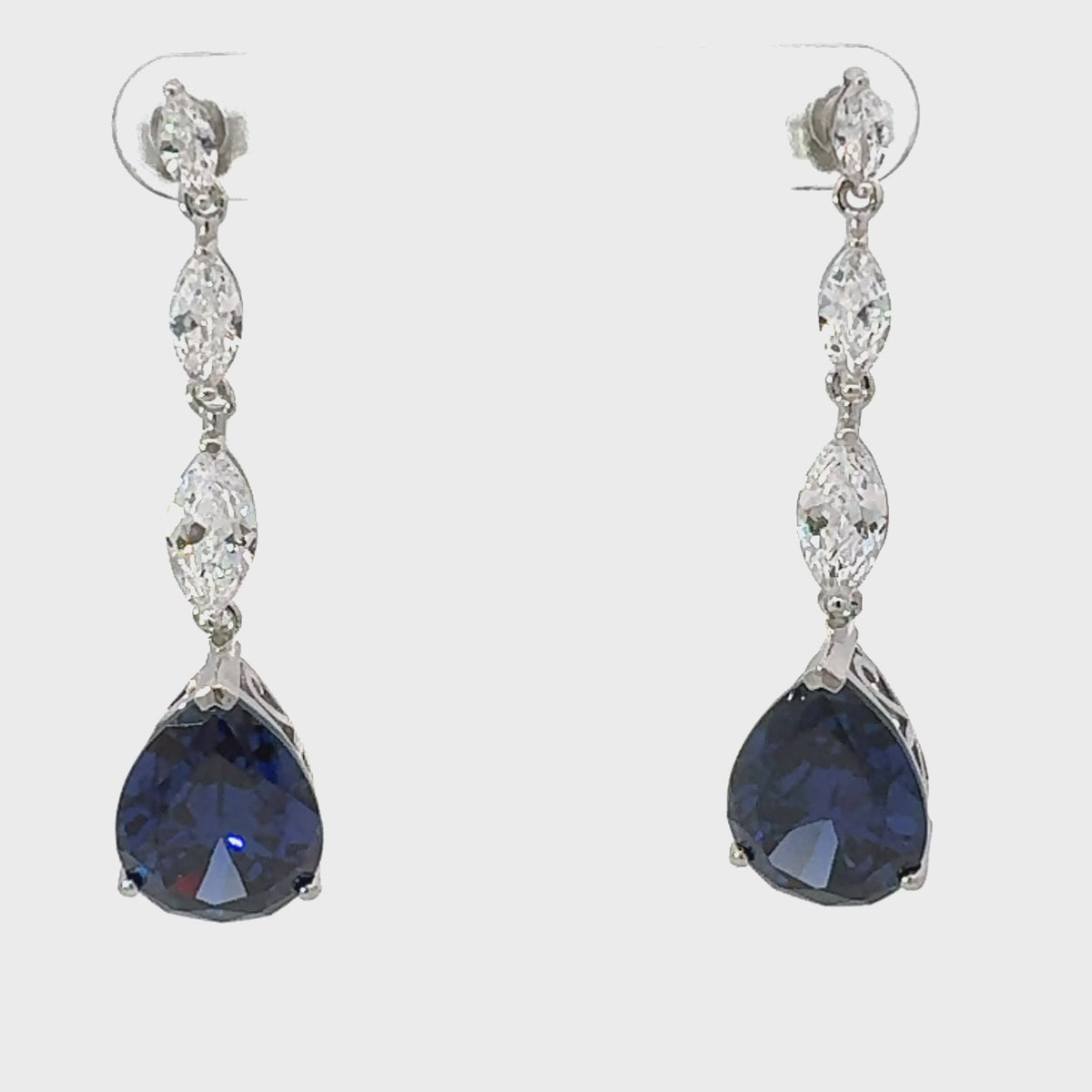 Rotating display of the earrings.