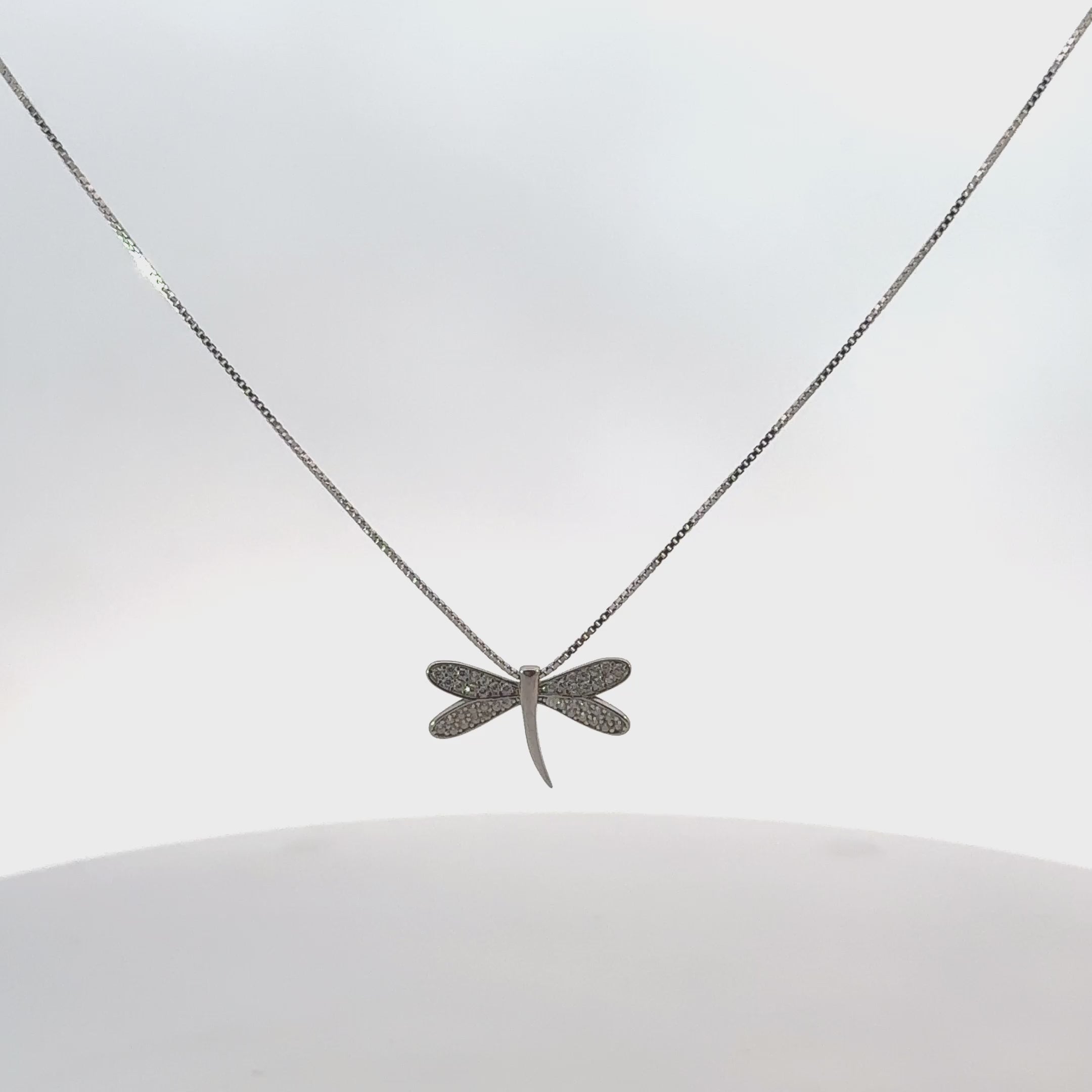 Rotating display of the necklace.