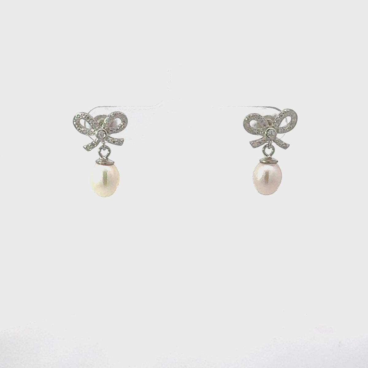 Rotating display of the earrings.