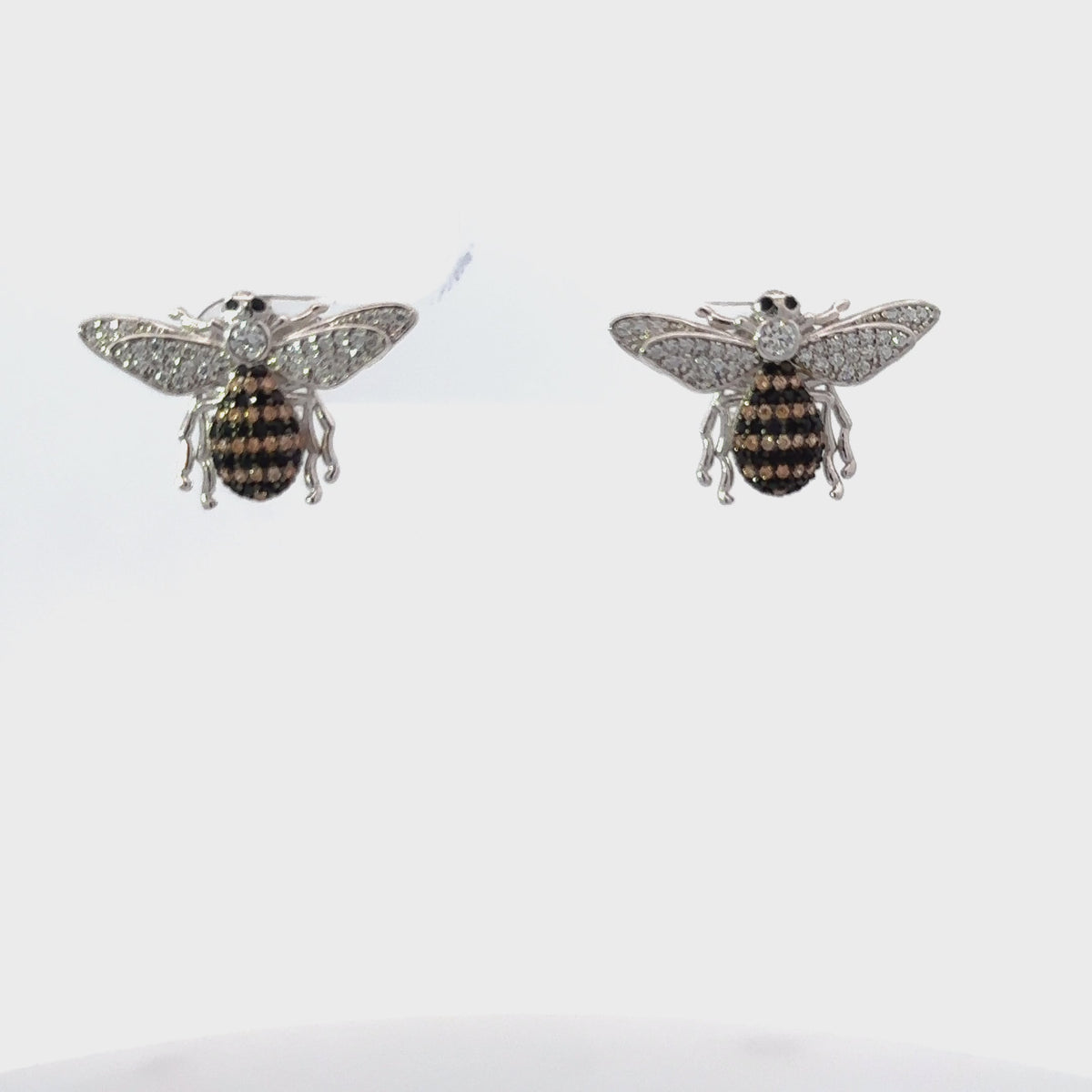 Rotating display of the earrings.
