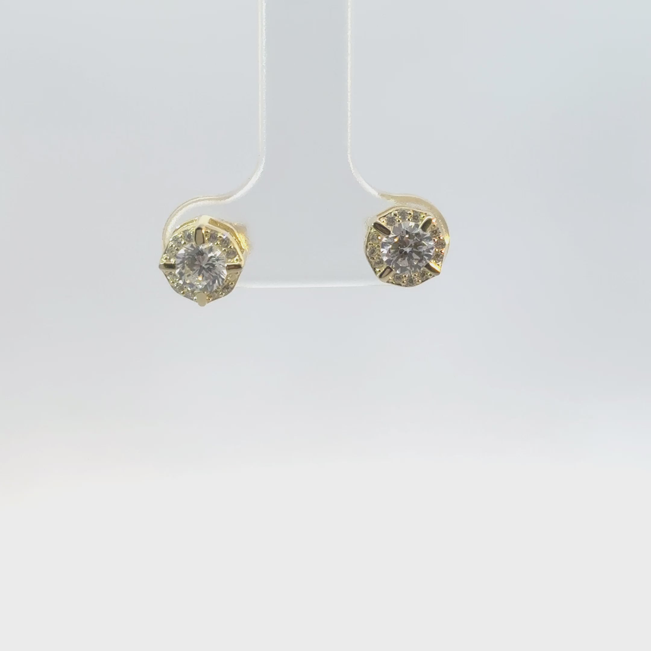 Rotating display of the earrings.