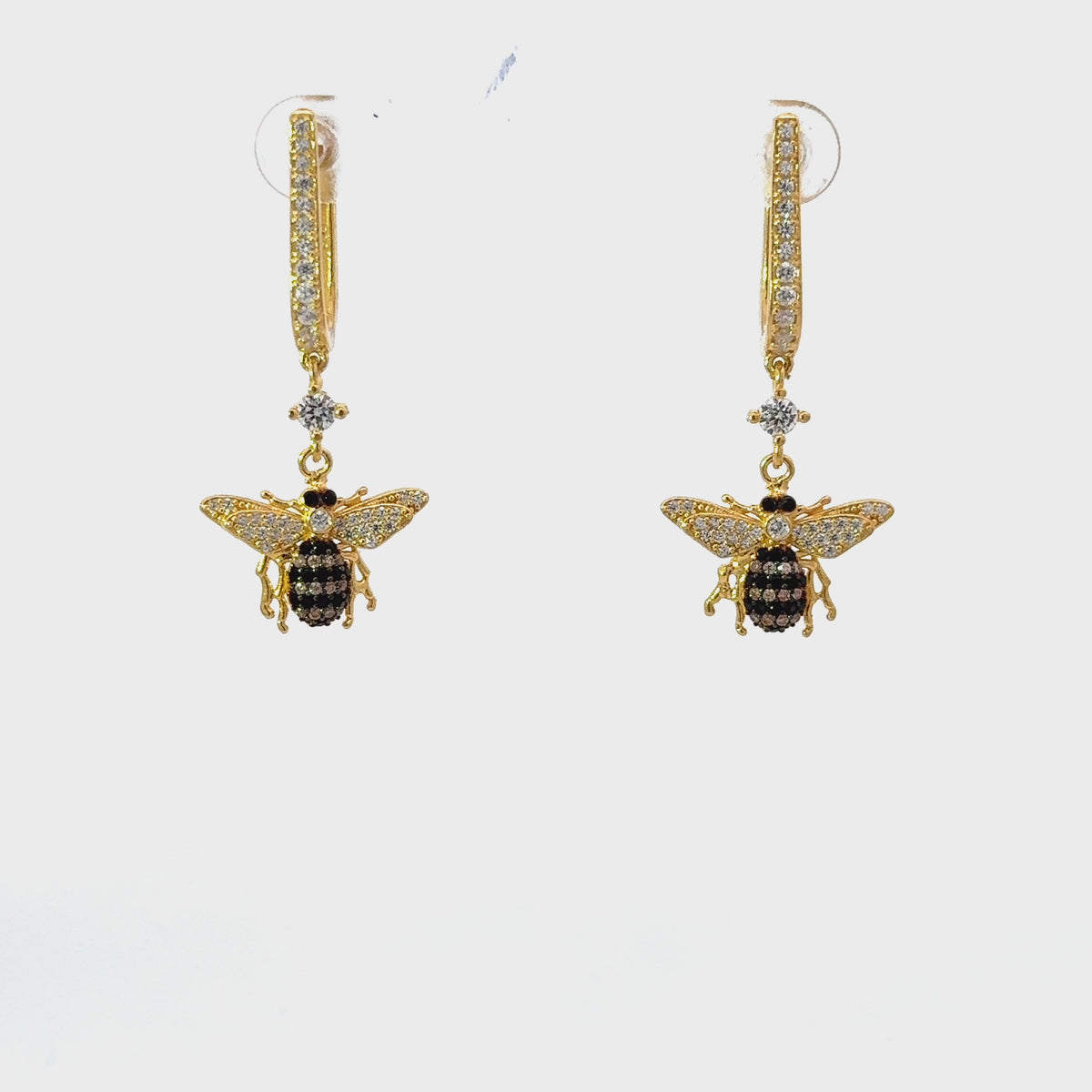 Rotating display of the earrings.