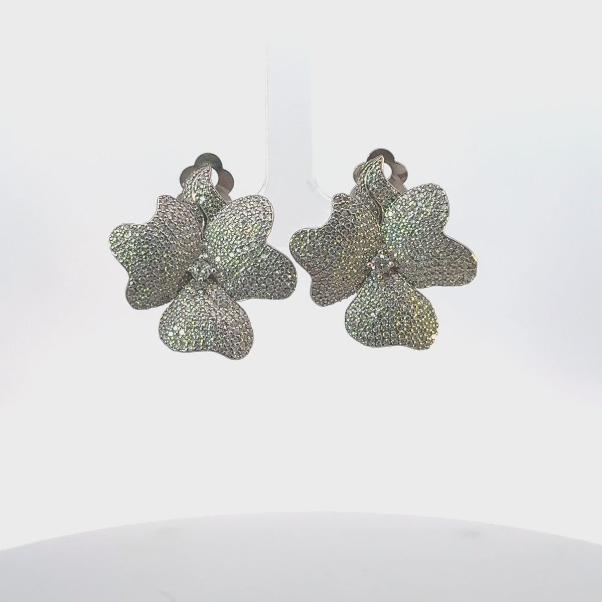 Rotating display of the earrings.