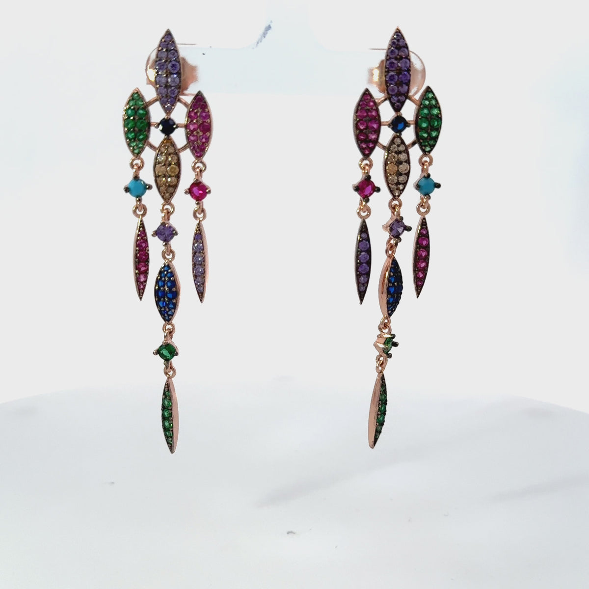 Rotating display of the earrings.