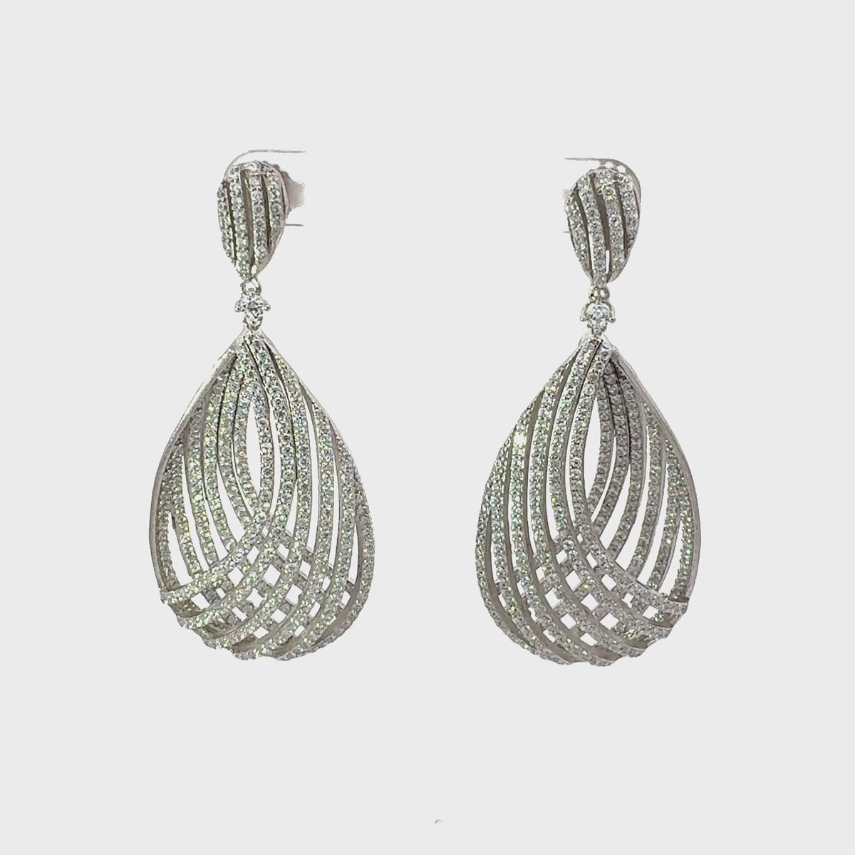 Rotating display of the earrings.
