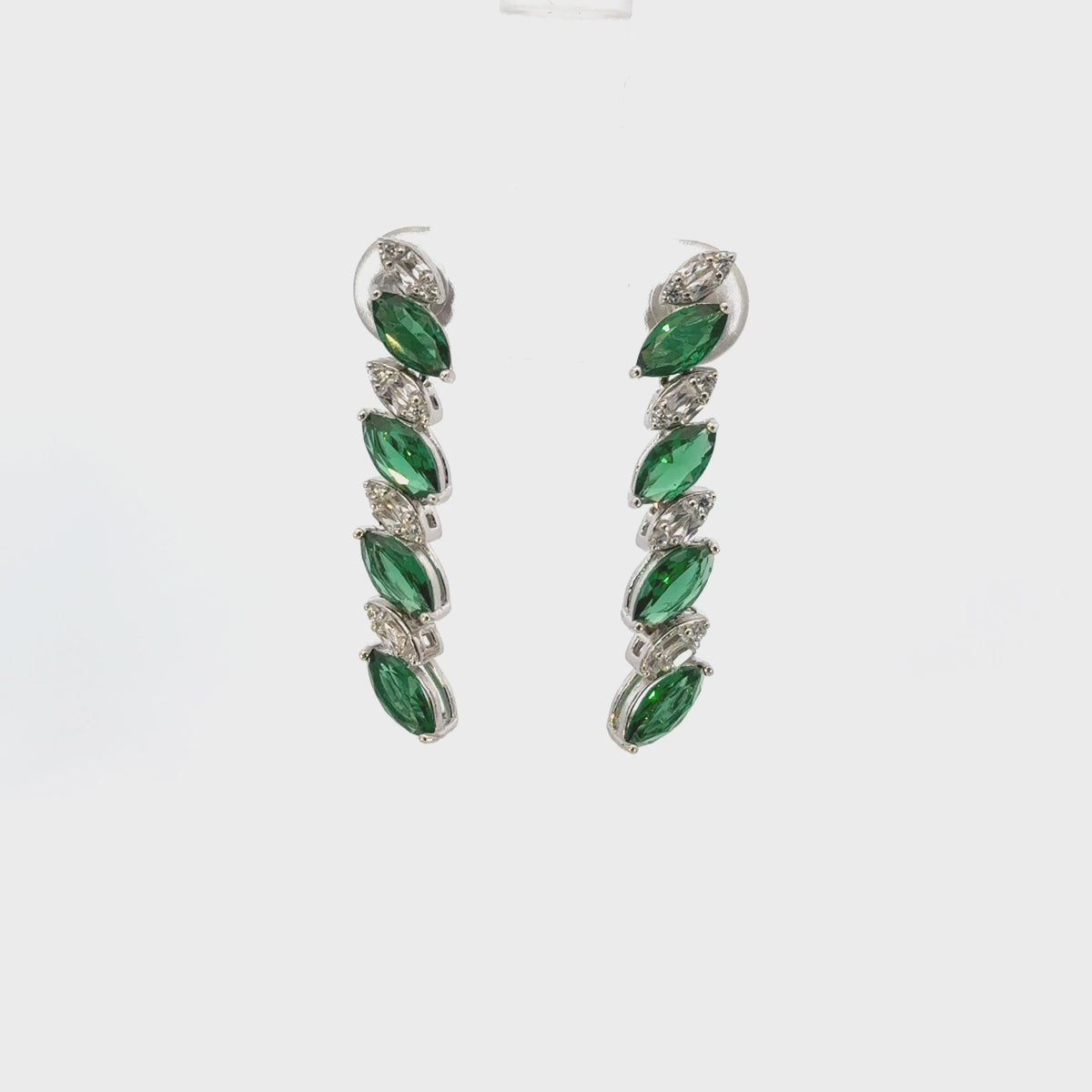 Rotating display of the earrings.