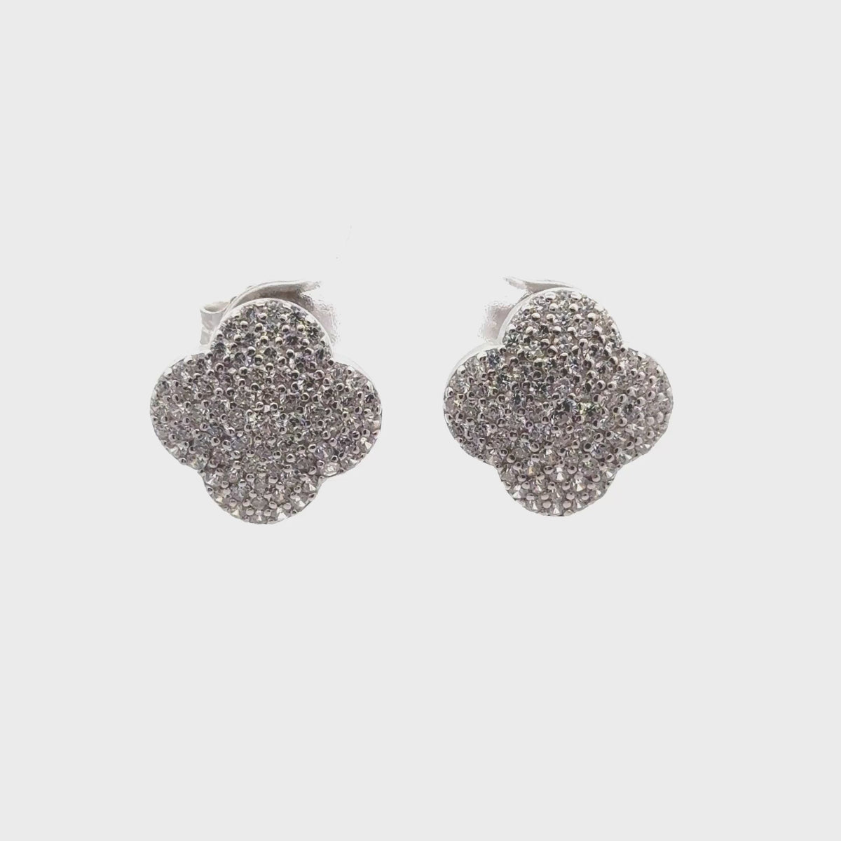 Rotating display of the earrings.