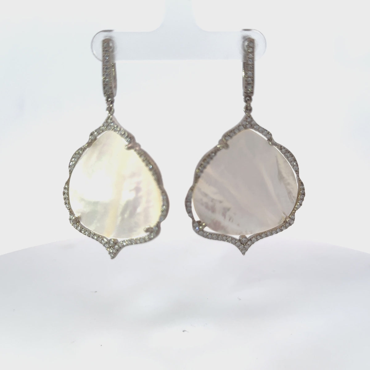 Rotating display of the earrings.