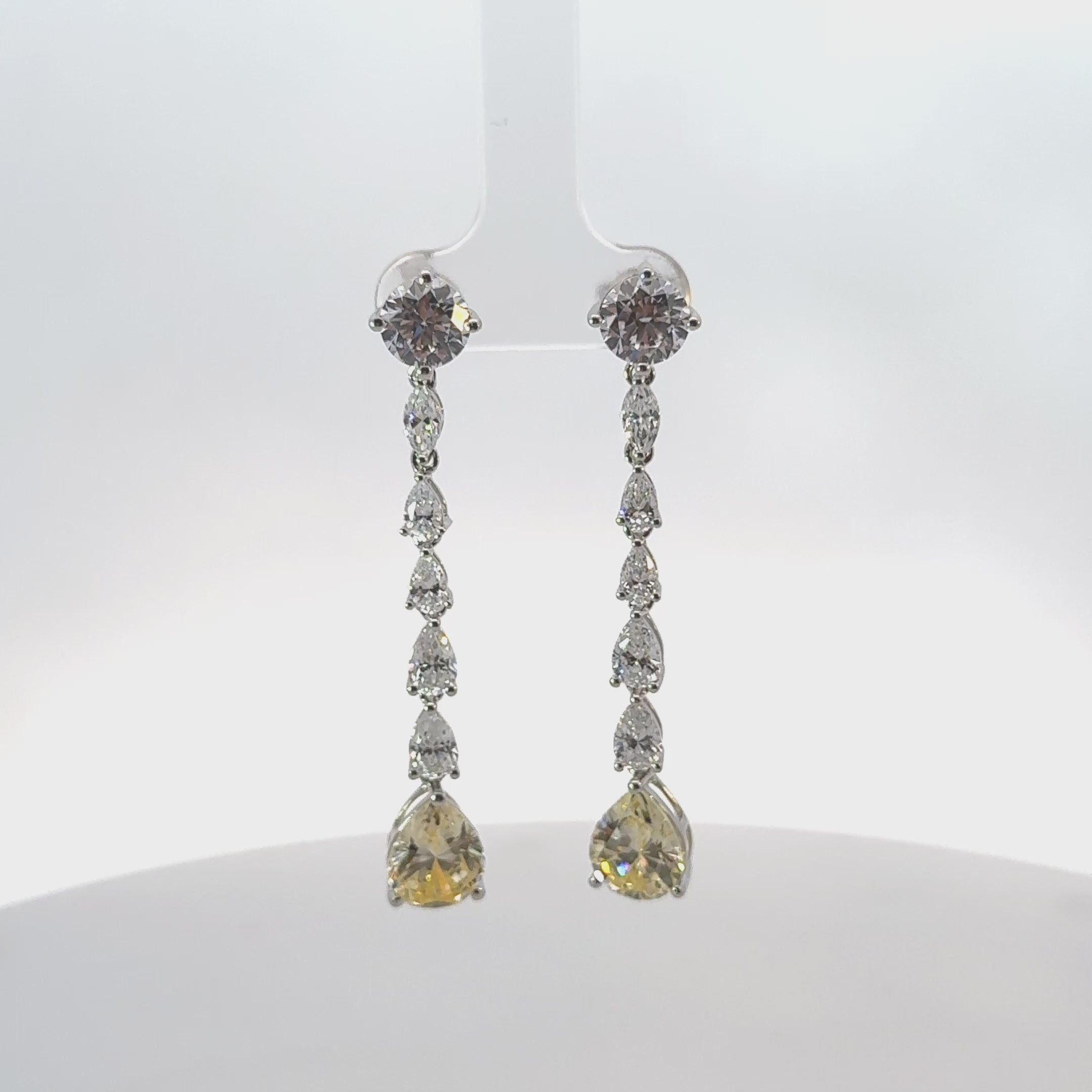 Rotating display of the earrings.