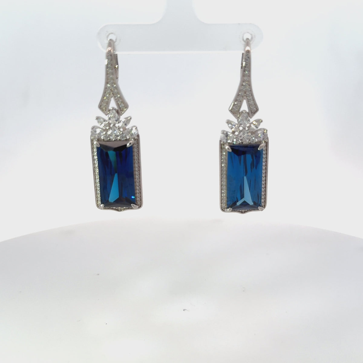 Rotating display of the earrings.