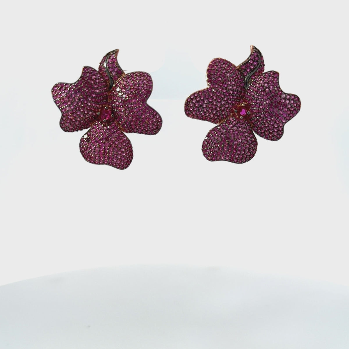 Rotating display of the earrings.