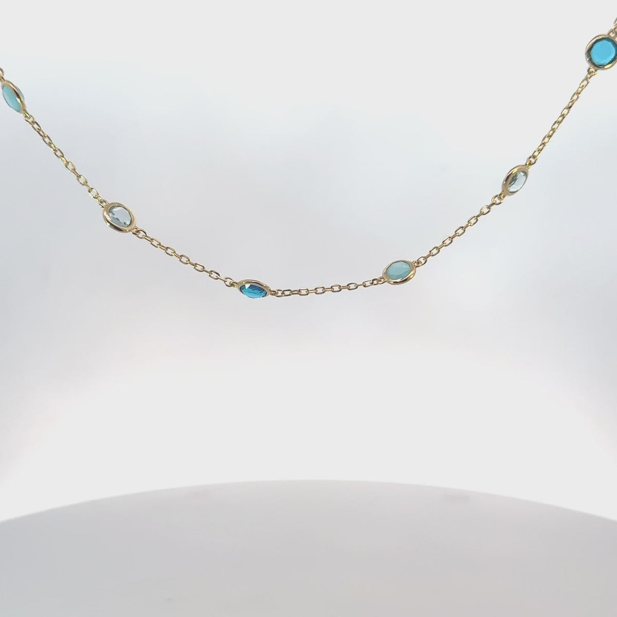 Rotating display of the necklace.