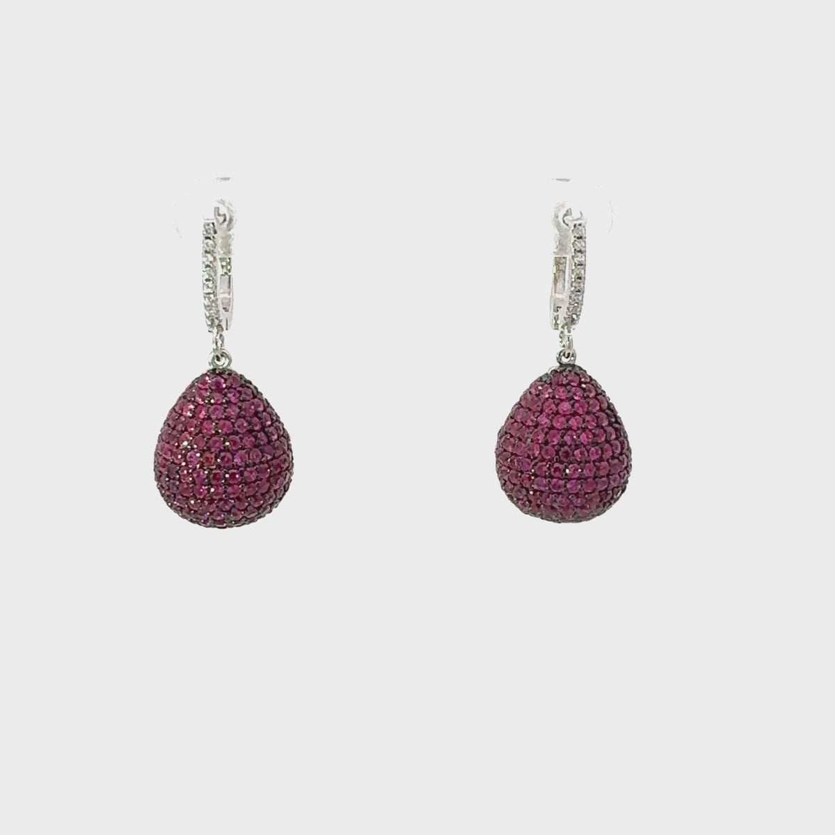 Rotating display of the earrings.