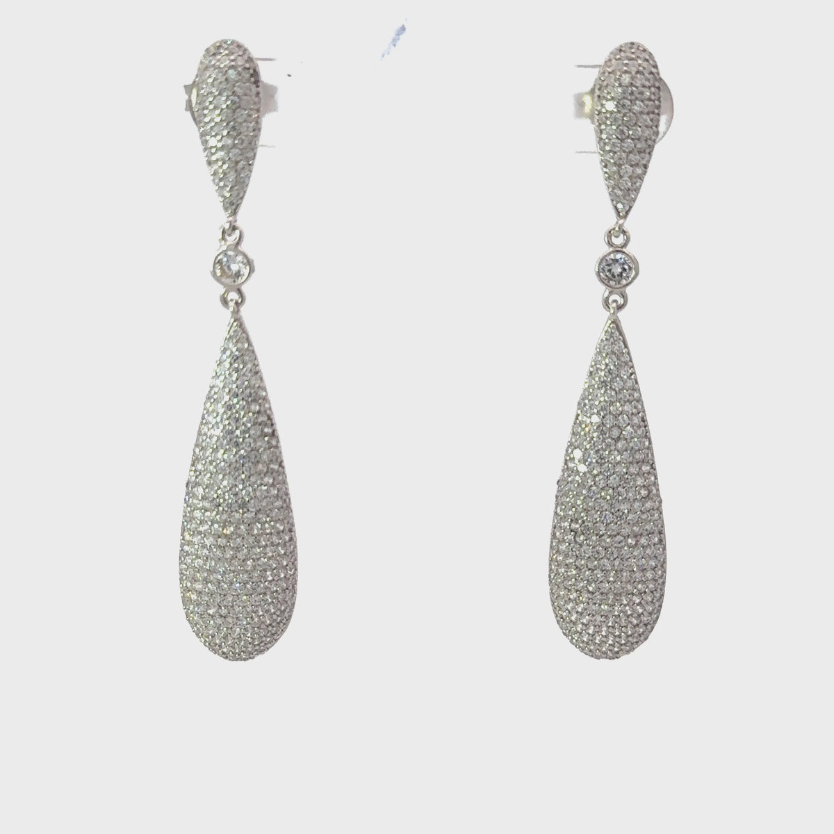 Rotating display of the earrings.