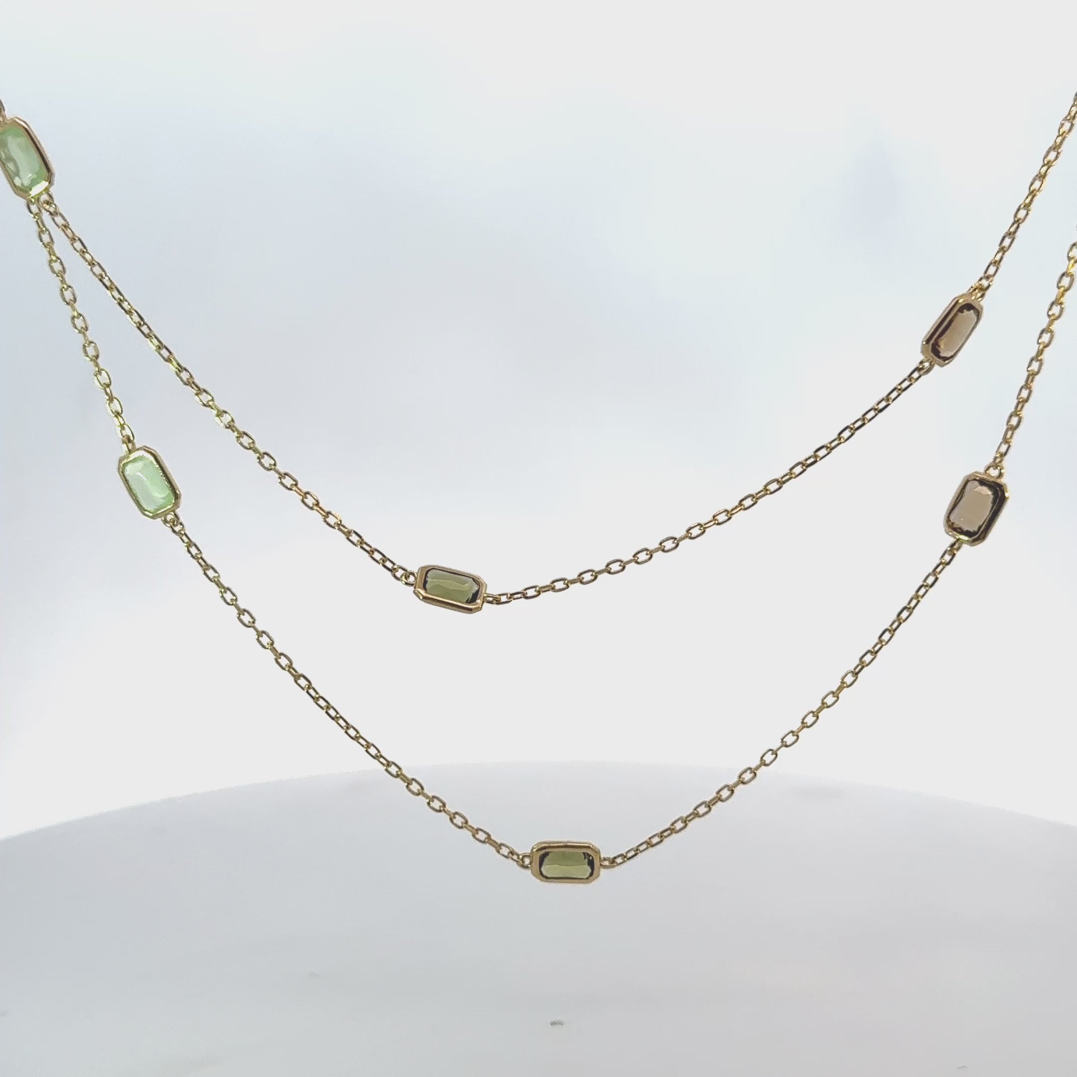 Rotating display of the necklace.