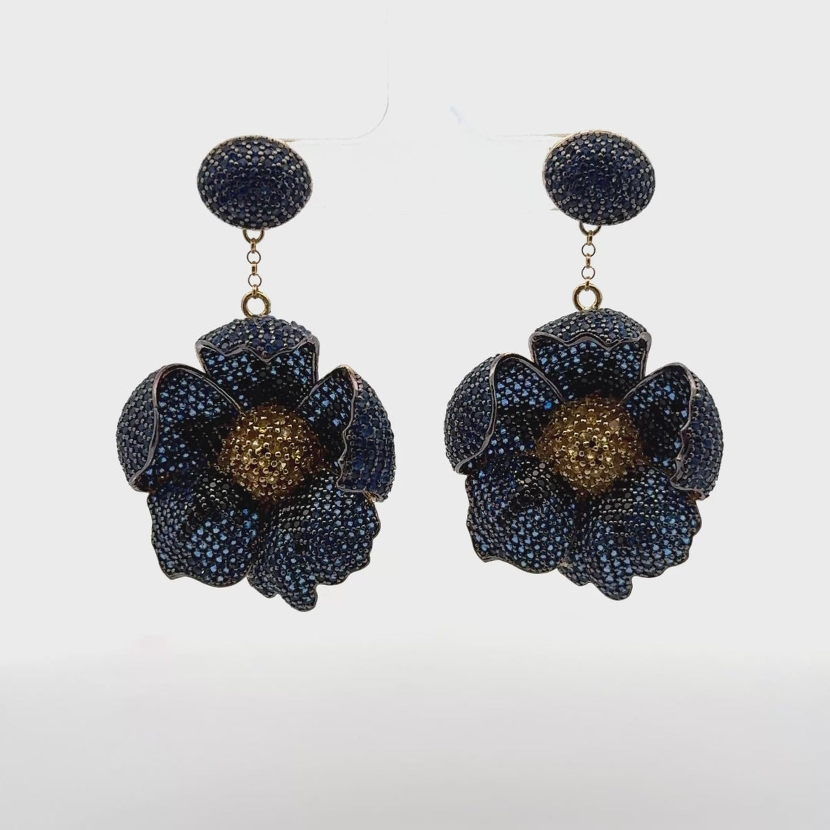 Rotating display of the earrings.
