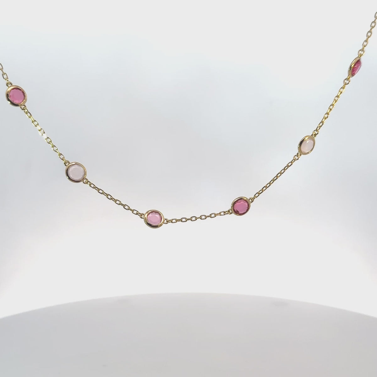 Rotating display of the necklace.