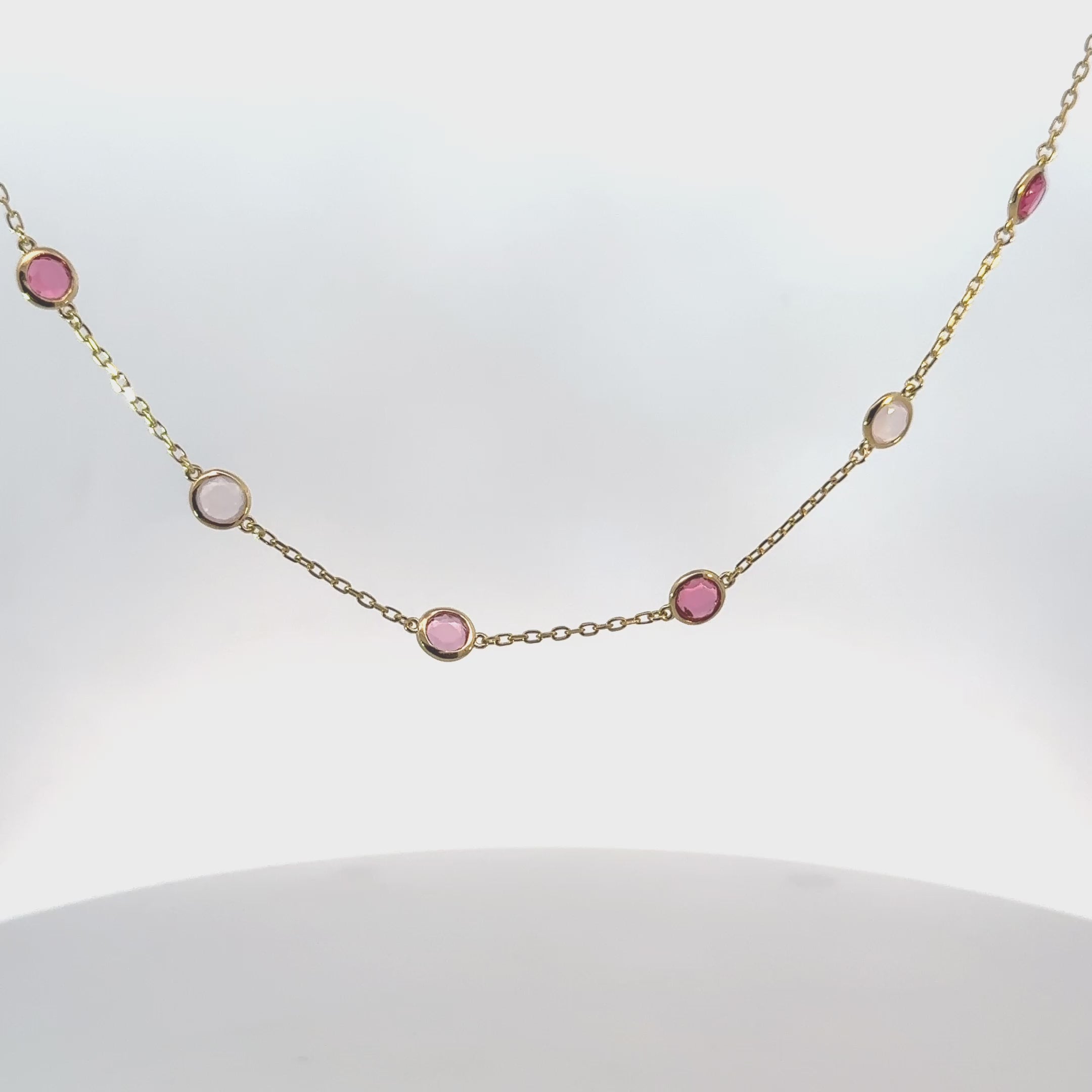 Rotating display of the necklace.