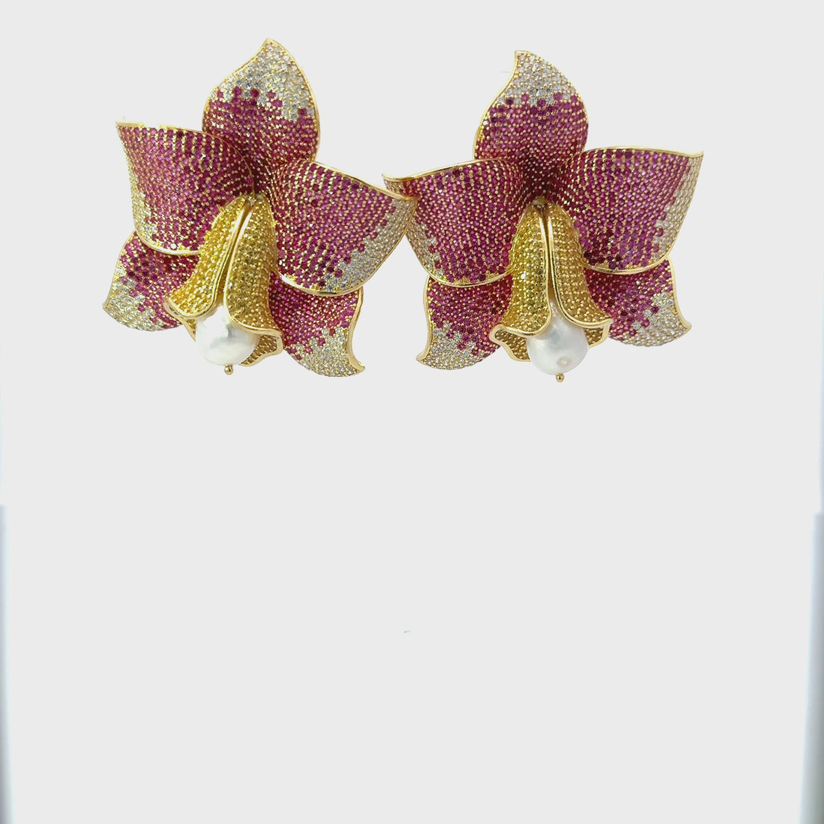 Rotating display of the earrings.